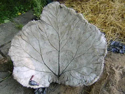 Concrete_Leaf_Bird_Bath_DIY