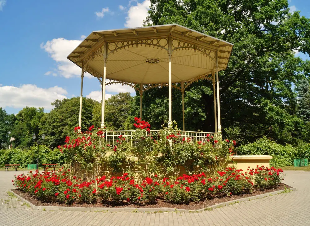 We love the grandiose, Southern heritage-inspired look of this grand gazebo. Its thin structural elements bely an elegant structure with a bold garden of red flowers wrapping its foundation. Placed at the center of an expansive brick patio, it's a standout feature of the landscape and an obvious focal point for social gatherings. If antique style is your thing, look no further.