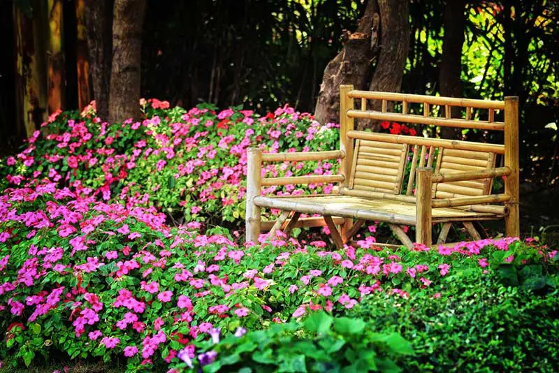 We've got to admit it: we love this bamboo garden bench! It could probably fit in perfectly in almost any garden, but surrounded by a thick layer of impatiens, it's utterly sublime.